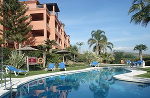  Denne luksuriøse og hyggelige lejlighed ligger i et sikret område med flere swimmingpools og tropiske haver. Terrassen har skøn udsigt til golfbanen Los Flamingos. ...