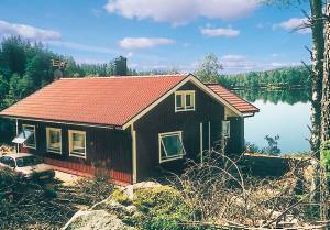  På en stor privat søgrund, 5 m fra Sjöarpssjön med gode bade- og fiskemuligheder ligger dette nyere feriehus. Der er udsigt fra den delvist overdækkede terrasse over søen med båd og egen bro.  ...
