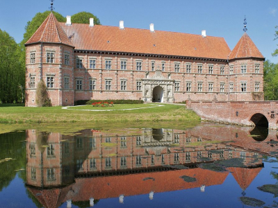 Det smukke Voergaard Slot på en sommerdag