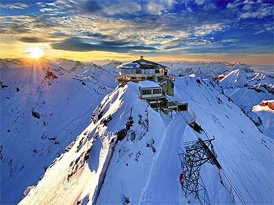 Schilthorn med drejerestauranten Piz Gloria på toppen af bjerget.